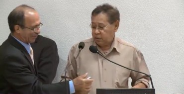 O cerimonialista Lenislson Guedes socorre o palestrante (Fotos reprodução TV ALE)