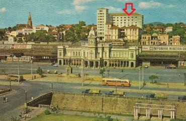 Prédio da "Rede" em segundo plano