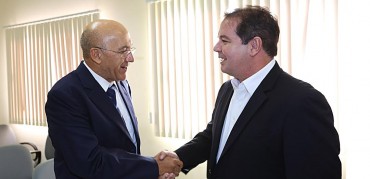 Tião Viana (dir.) recebe Confúcio Moura, em Rio Branco (Foto Sérgio Vale/Secom)