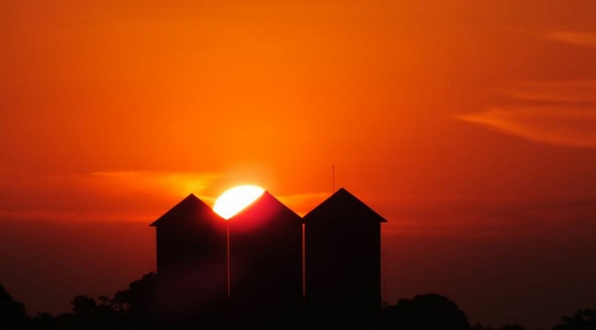 Por do sol com caixas d'água