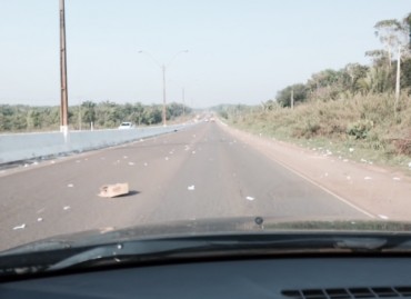 sem cobri-lo e sujou a pista