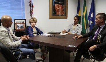 Secretário-Emerson-Castro-e-a-procuradora-geral-Gisele-Oliveira_MPF_21.09.15_Foto_Daiane-Mendonça-6-570x335