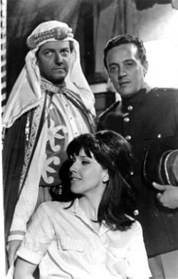 Sheik de Agadir Cena da novela "Sheik de Agadir" (TV Globo, 1966) de Glória Magadan. Henrique Martins (de turbante), Amílton Fernandes e Yoná Magalhães. CEDOC / Rede Globo - Divulgação