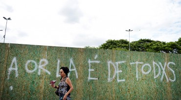 Tapumes impedem se ver o por do sol no Guaíba (Foto Edu Andrade/FolhaPress)