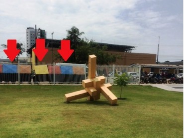 Esta escultura está no gramado da Sesau, perto das lixeiras (marcadas com setas)