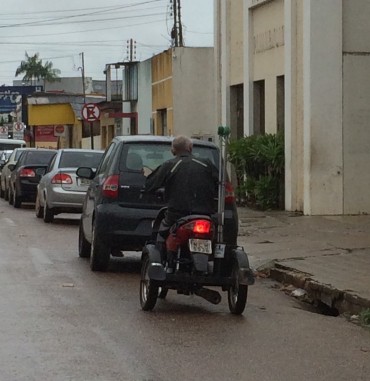 Este senhor, em um tricíco e carregando muletas, está aparentemente perdido. Foi na avenida Calama, da Rafael Vaz e Silva à Campos Sales e, aparentemente, não encontrou o que procuravaj