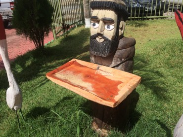 São Francisco oferece, ao mesmo tempo, comida aos pássaros e criadouro ao Aedes - Resende Costa - MG