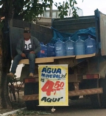 Venda clandestina (?) de água engarrafada