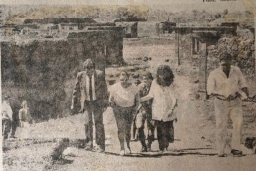 A partir da esquerda, Marcos Vilaça, presidente da LBA; D. Marly Sarnei; o oficial que nos guiava; a esposa do comandante do Pelotão de fronteira e eu...(Foto Natalino Costa/Decom - Alto Madeira - 1987)
