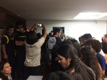 Uma hora antes do evento, a meninada já estava aguardando na porta do auditório