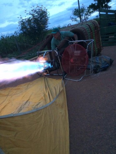 Aquecendo o ar para encher o balão (Foto Marcela Ximenes)