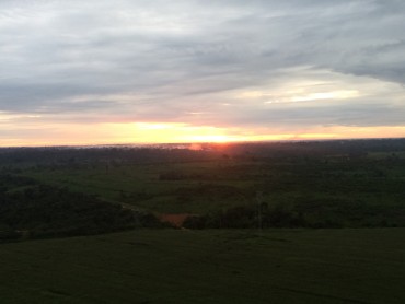 O sol espia, lá da barra