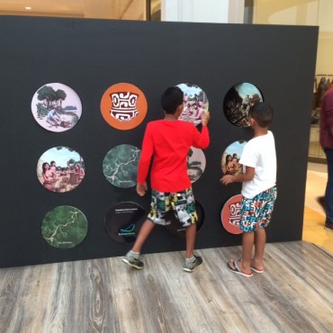 Jogo da Memória. O menino de blusa vermelha acertou tudo de primeira