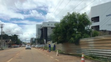 Já estão implantando meio-fio no novo prédio da Assembleia na Farquhar (Foto JCarlos)