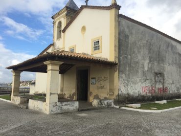 Igreja NS Monserrat. O Convento fica do outro lado