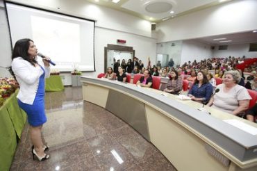 Irma Fogaça na homenagem às servidoras-mães (Foto Ana Celia/Decom ALE-RO)