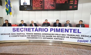 Homenagem a Pimentel. A faixa delata (Foto 